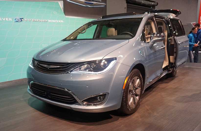 2022 Chrysler Pacifica Hybrid Exterior 1