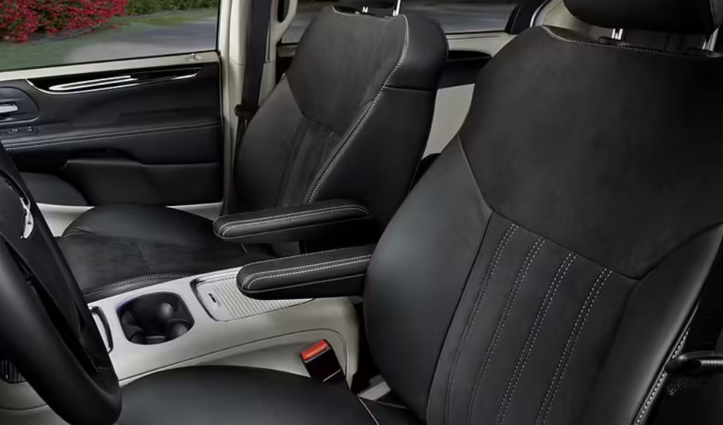 2023 Chrysler Town and Country Minivan Interior