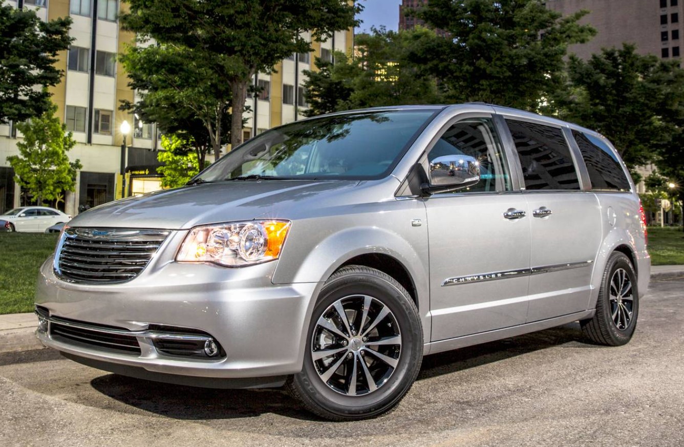 2023 Chrysler Town and Country Exterior
