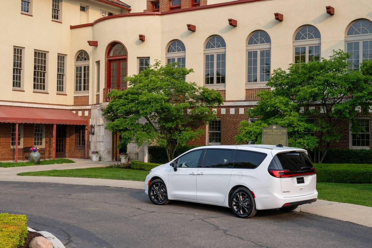 2026 Chrysler Pacifica Hybrid Specs Prices MPG Range Reviews  2026 Chrysler Pacifica Hybrid Specs Prices MPG Range Reviews